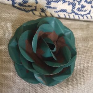 Consuela magnet flower